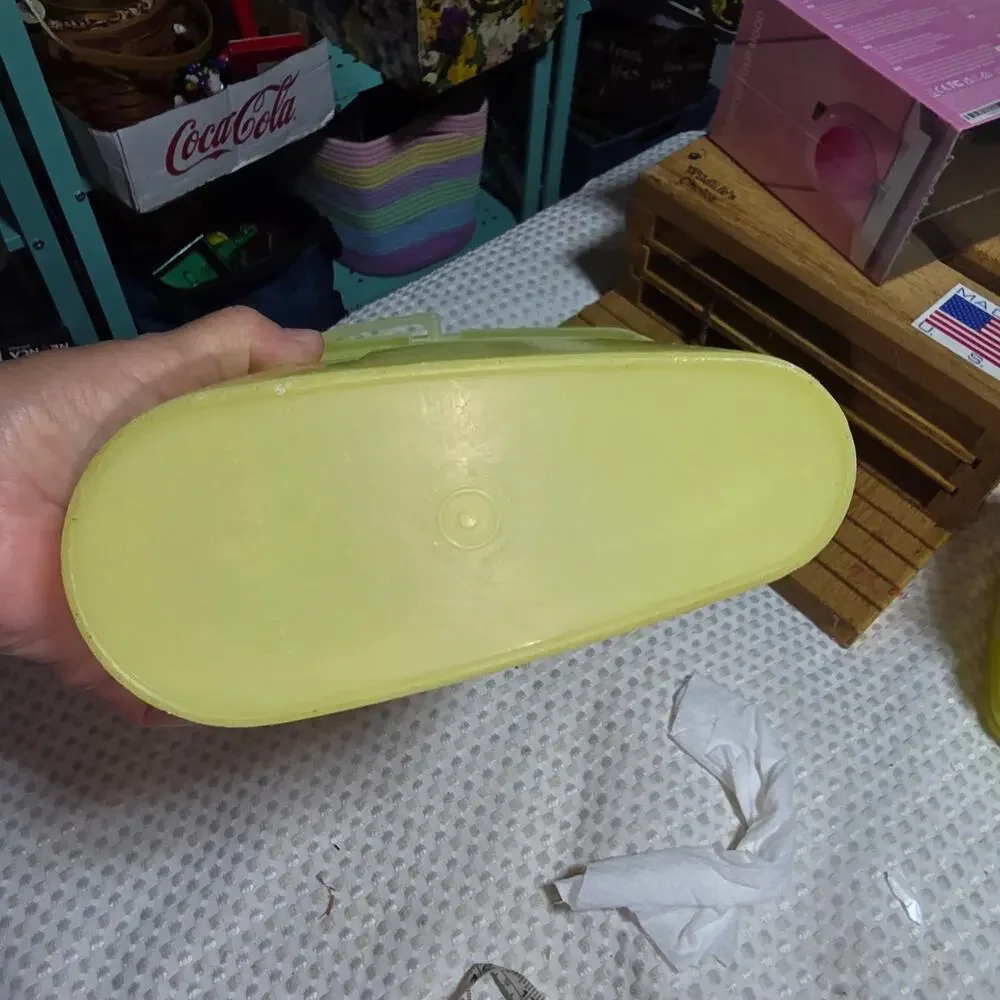 VINTAGE TUPPERWARE 2 qt BEVERAGE BUDDY PITCHER YELLOW